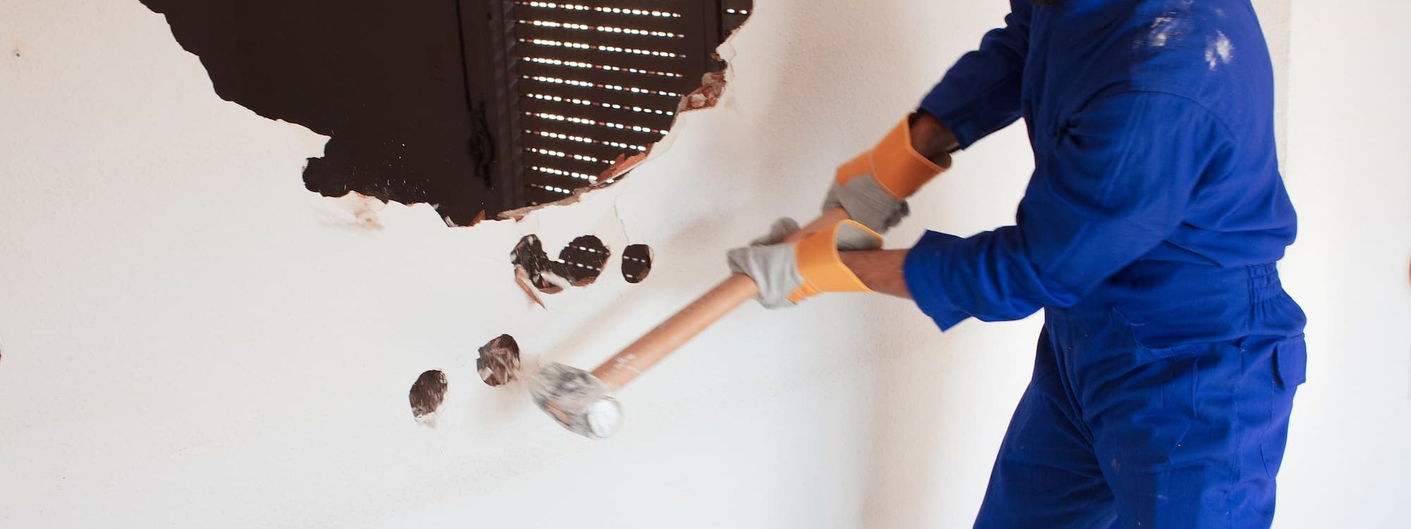 ENTREPRISE_DEMOLITION_INTERIEUR_CLOISONS_1 2000X750 | EST Maçonnerie Pourquoi faire appel à un professionnel pour une démolition partielle ? Schiltigheim