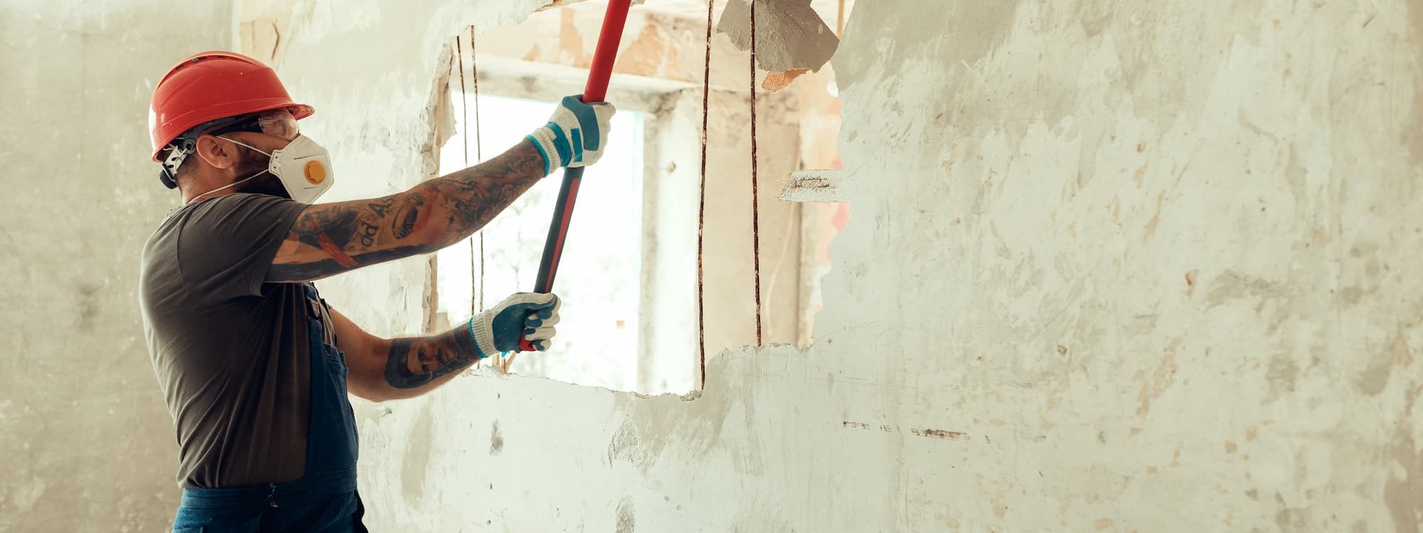 ENTREPRISE_DEMOLITION_INTERIEUR_CLOISONS_2 2000X750 | EST Maçonnerie Comment minimiser les nuisances sonores et environnementales lors de la démolition ? Lingolsheim